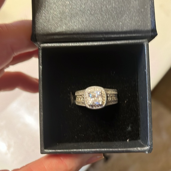 Diamond nexus Chelsea ring 7.5 ring size. This is a simulated Diamond. - Picture 4 of 8